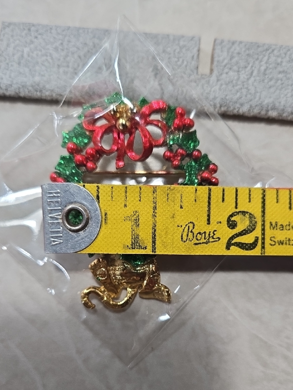 AJC Gold Cat Wreath Holiday Brooch - Green and Red Enamel - Picture 13 of 13